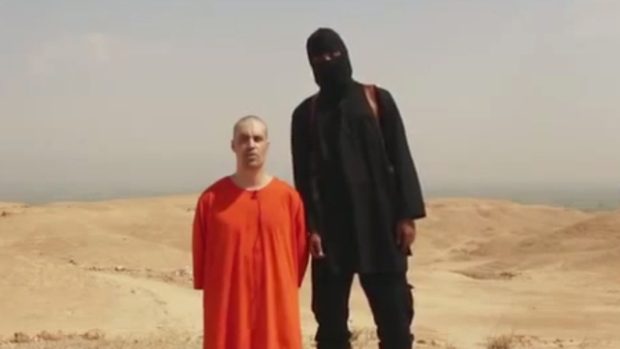 Novinář James Foley s extrémistou z Islámského státu