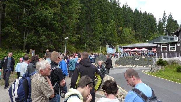 Ve frontě na novou lanovku na Sněžku stráví turisté někdy až tři hodiny