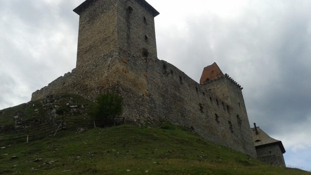 Martina Klímová se zajímá o historické luky a šípy na hradě Kašperk