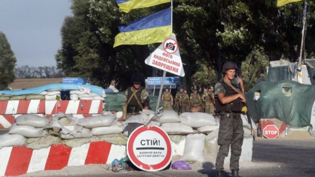 Ukrajinští vojáci na kontrolním stanovišti v Mariupolu na jihovýchodě Ukrajiny