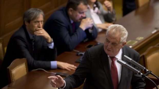 Prezident Miloš Zeman seznámil poslance se svými výhradami k novele služebního zákona