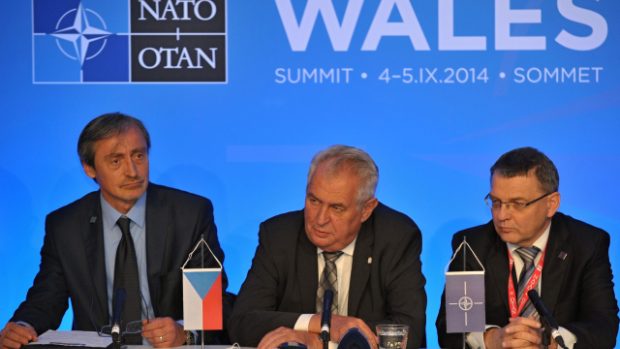 Zleva ministr obrany Martin Stropnický, prezident Miloš Zeman a šéf diplomacie Lubomír Zaorálek na tiskové konferenci summitu NATO ve velšském Newportu