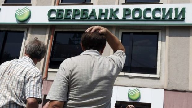 Lidé stojí ve frontě před pobočkou ruské banky Sberbank ve východoukrajinském Doněcku