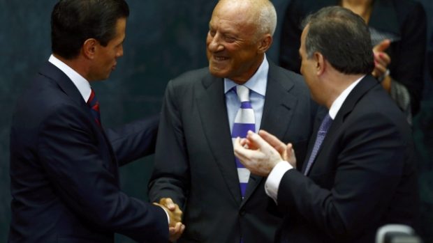 Mexický prezident Enrique Peňa Nieto (vlevo) potřásá rukou britskému architektovi Normanu Fosterovi (uprostřed). Vpravo je sleduje mexický ministr zahraničních věcí José Antonio Meadea.