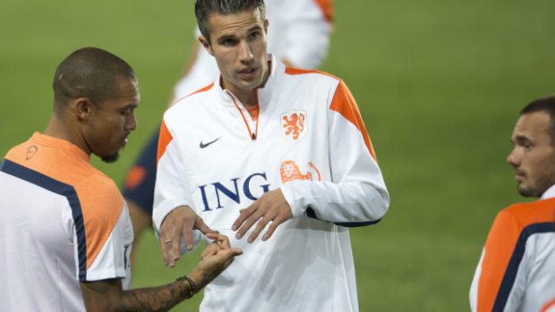 Kanonýr Robin van Persie (uprostřed) promlouvá k Nigelu de Jongovi (vlevo) a k Wesleyumu Sneijderovi (vpravo)