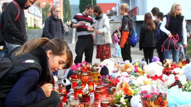V Klášterci nad Ohří děti zapalovaly svíčky před školou, kterou navštěvovala zavražděná devítiletá dívka