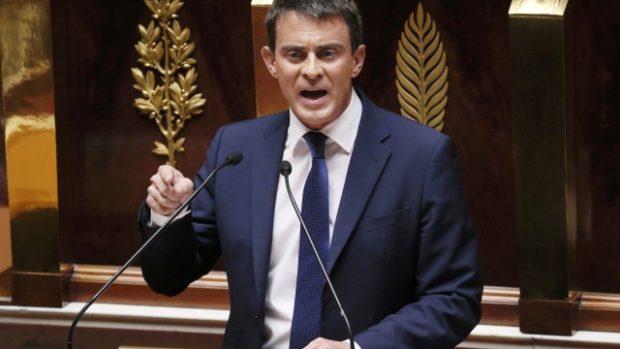 Francouzský premiér Manuel Valls získal v parlamentu důvěru
