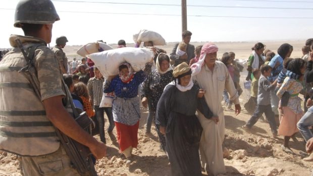 Kurdové prchají před postupujícími jednotkami Islámského státu