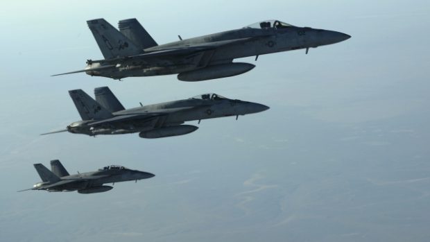 Americké stíhačky Super Hornet nad severním Irákem