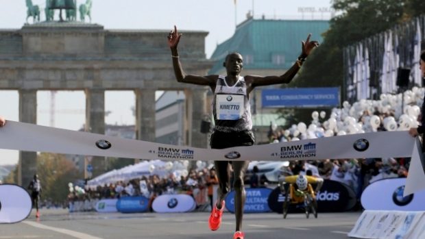 Dennis Kimetto doběhl do cíle maratonu v Berlíně v novém světovém rekordu