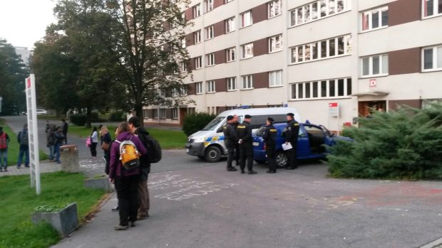 Policisté vyklidili koleje pardubické univerzity a pustili se do jejich prohledávání