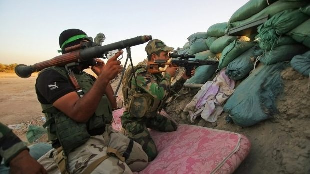 Příslušníci šíitských milicí při střetech s ozbrojenci Islámského státu nedaleko Bagdádu