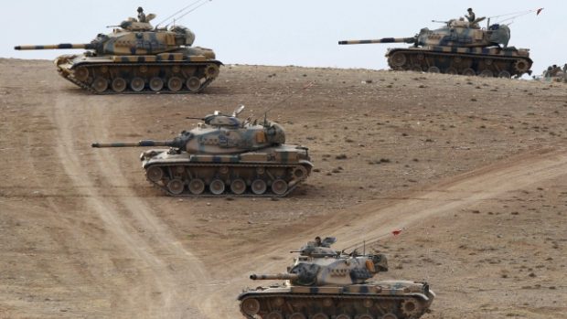 Turecké tanky na hranicích se Sýrií