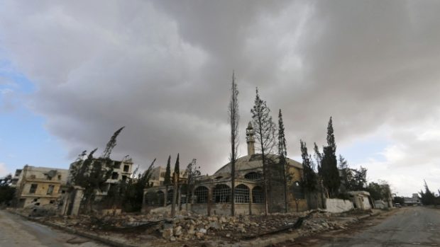 Zničená mešita v syrském Aleppu
