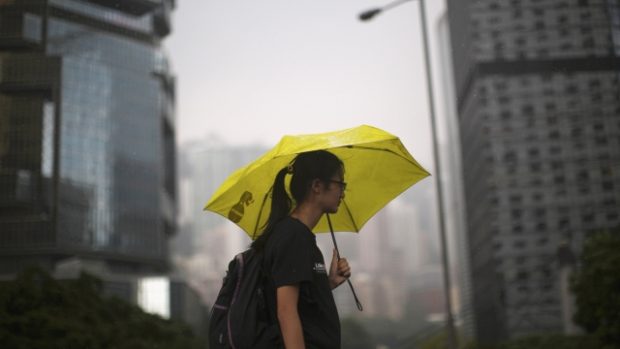 Některé protestující nevyhnal z hongkongských ulic ani déšť