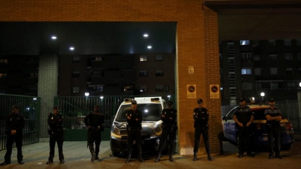 Policisté v Madridu hlídají bydliště zdravotní sestry, která se nakazila ebolou. Žena a její manžel jsou v nemocniční karanténě