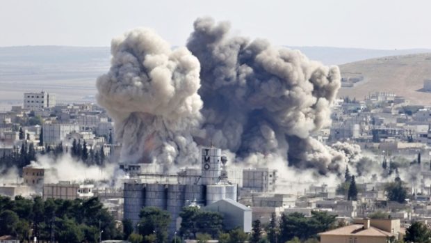 Dým stoupá nad syrským městem Kobani po leteckých úderech spojenců