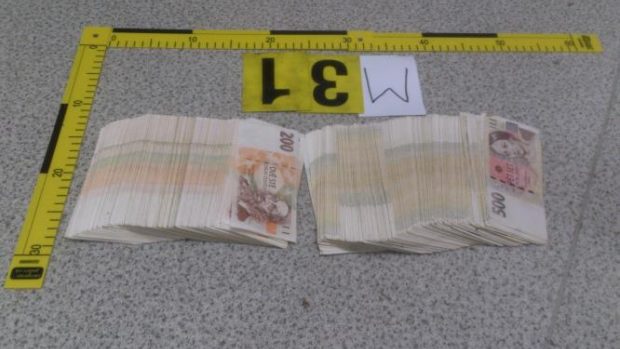 Středočeští policisté dopadli muže, který ukradl peníze z bankomatu ve Štěchovicích. Většinu peněz zajistili