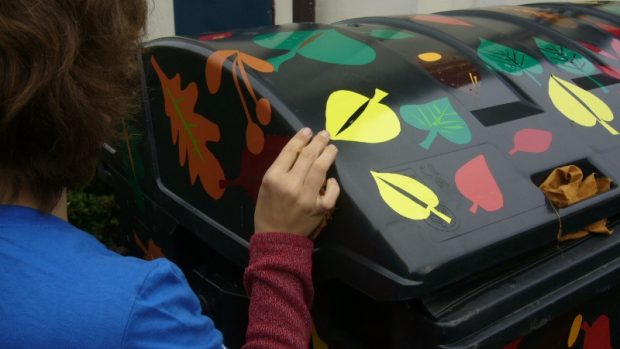 Novoborské děti lepily na kontejnery obrázky kaštanů, žaludů i listí