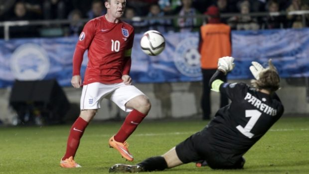 Wayne Rooney střílí jediný gól Anglie na hřišti Estonska