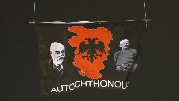 Vlajka Velké Albánie, která narušila fotbalový zápas Srbska s Albánií