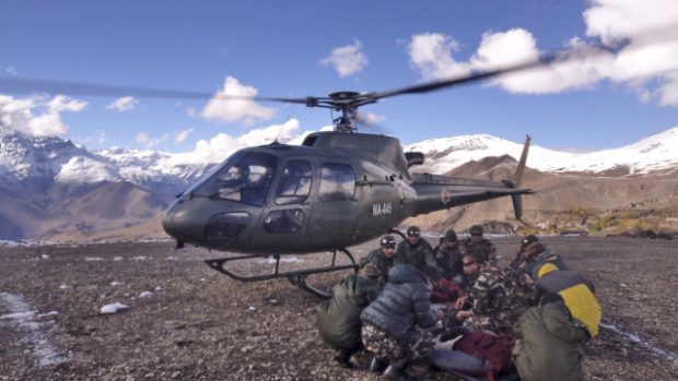 Nepálští vojáci transportují jednu z obětí pádu laviny