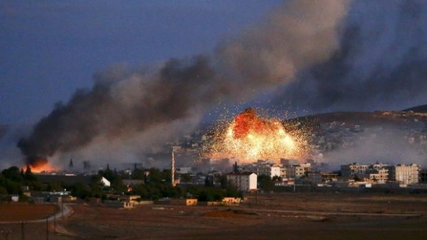 Pohled od turecké hranice na syrské město Kobani krátce po leteckých úderech spojeneckých armád. V Kobani bojují obránci města, které podporují spojenci ze vzduchu, s útočícími radikály z Islámského státu