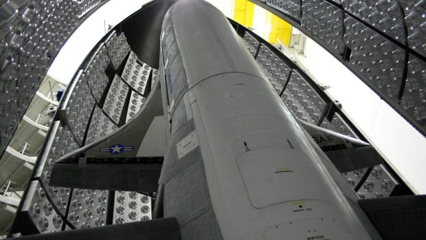 Záhadný americký raketoplán se vrátil z kosmu. Jmenuje se Orbitální zkušební kosmická loď X-37B