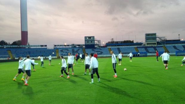 Fotbalisté Sparty při předzápasovém tréninku na bratislavském stadionu