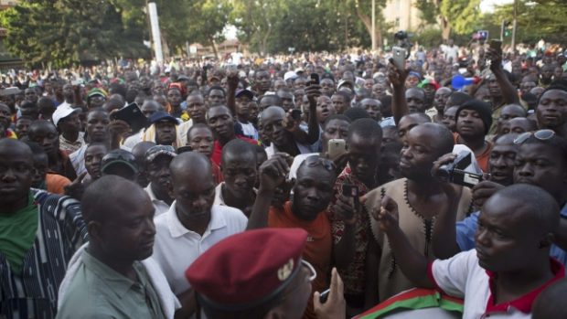 Mluvčí armády mluví s protivládními demonstranty u vojenského velitelství v Ouagadougou