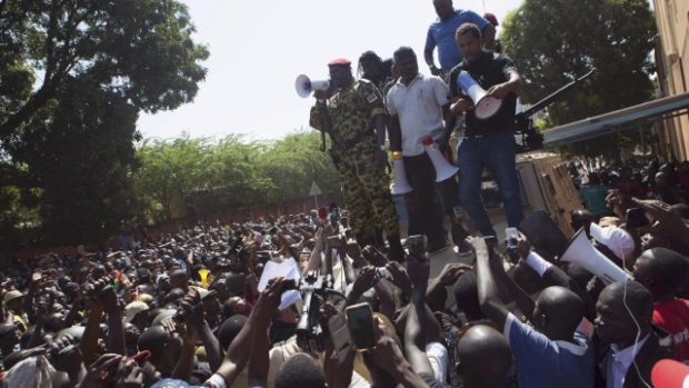 Burkina Faso, k davu mluví podplukovník Issaac Zida