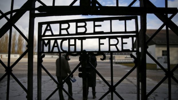 Kovová vrata v bývalém koncentračním táboře Dachau, která ukradli neznámí zloději na archivním snímku z ledna 2014
