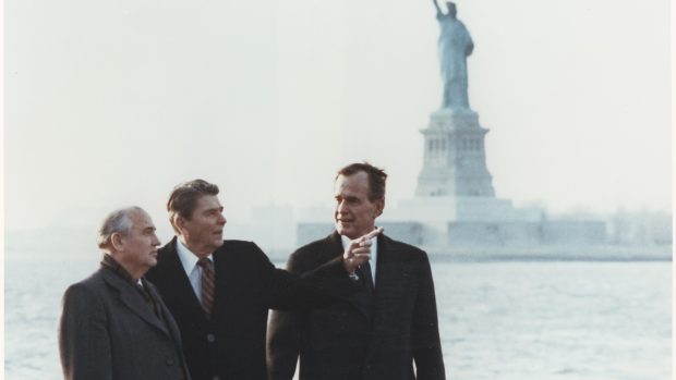 Michail Gorbačov v New Yorku s prezidentem Reaganem a viceprezidentem Bushem v prosinci 1988