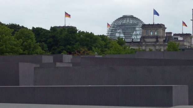 Berlín. Pohled na Reichstag přes Památník holocaustu