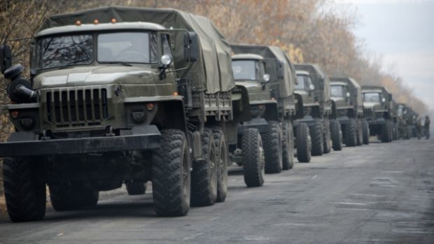 Konvoj neoznačených vojenských aut na východě Ukrajiny