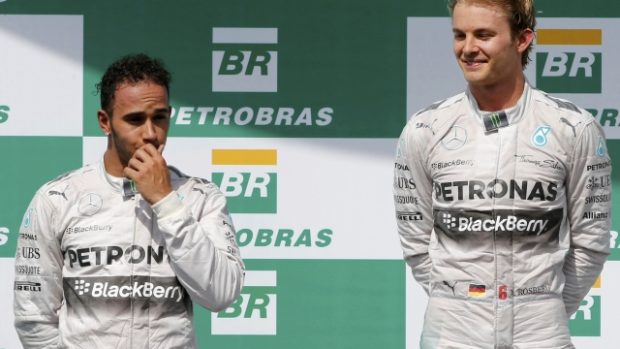 Rozkmotření stájoví kolegové Lewis Hamilton (vlevo) a Nico Rosberg na stupních vítězů