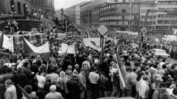 Dav lidí na Václavském náměstí (Wilsonova ulice). Generální stávka trvala 27. listopadu 1989 dvě hodiny. Zastavilo se i metro