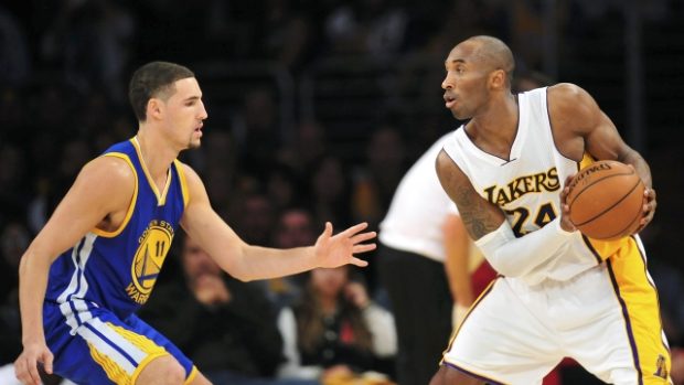 Kobe Bryant z Los Angeles Lakers se snaží prosadit přes Klaye Thompson