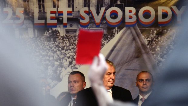 Projev prezidenta Miloše Zemana přehlušily na Albertově stovky jeho odpůrců
