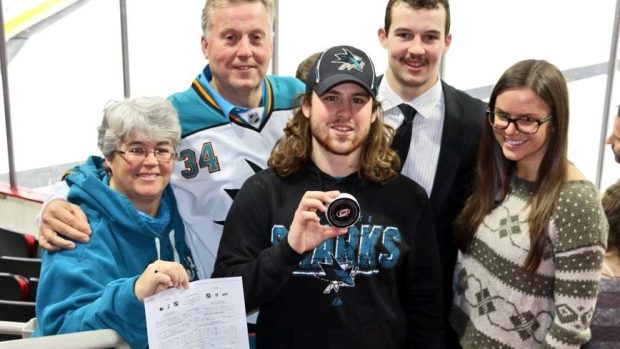 Troy Grosenick po první vychytané nule v NHL se svojí rodinou