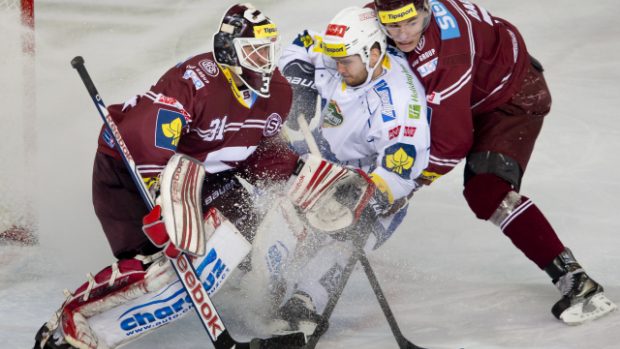 Utkání 19. kola hokejové extraligy HC Sparta Praha - HC Kometa Brno 18. listopadu v Praze. Zleva brankář Sparty Rastislav Staňa, útočník Brna Antonín Honejsek a obránce Sparty Marek Ďaloga