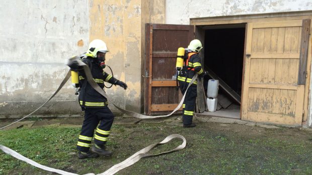 Hasiči nacvičovali zásah při požáru na zámku v Duchcově