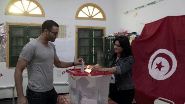 Volič vhazuje lístek do urny v tuniském městě Súsa