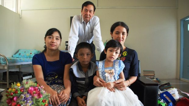 Desetiletý Min a čtyřletá Linn z Barmy, které před dvěma lety operovali v Praze čeští lékaři