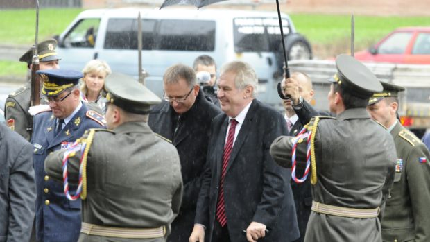 Prezident Miloš Zeman přichází na Univerzitu obrany v Brně. Diskutoval zde se studenty. 1. 12. 2014