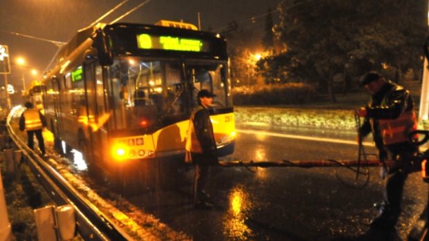 Námraza na vedení i vozovce znemožňuje průjezd trolejbusů ve Zlíně