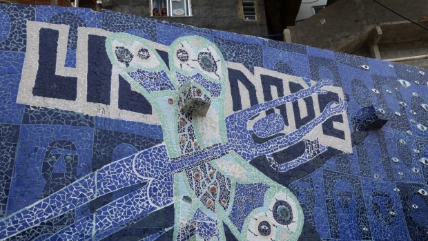 Svoboda. Jeden z motivů velké mozaiky českých streetartových umělců X-Doga a Plebeho