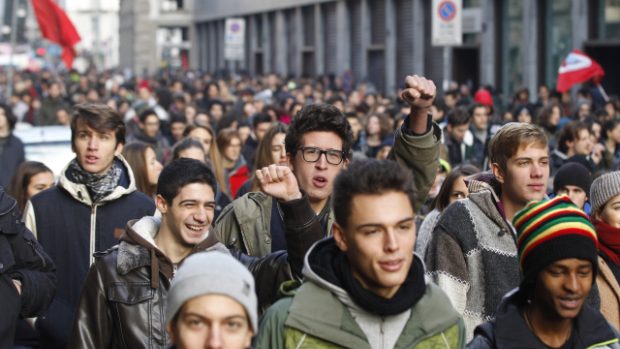 Studenti a odboráři protestují ve více než 50 italských městech. Na snímku pochod v Miláně