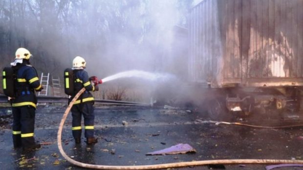 Dálnici D2 uzavřela na Břeclavsku nehoda dvou kamionů s požárem