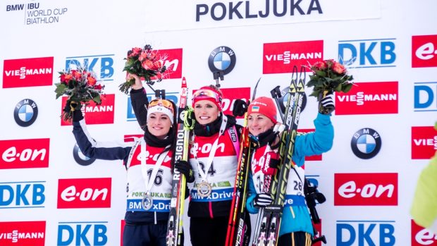 Gabriela Soukalová (uprostřed) se raduje z vítězství v závodu Světového poháru v Pokljuce